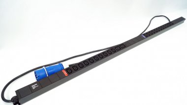 Фотография товара 'Hyperline 456989 SHE-20IEC-4BIEC-32-3PVB Блок розеток, вертикальный, 20 розеток IEC320 C13, 4 розетки IEC320 C19'